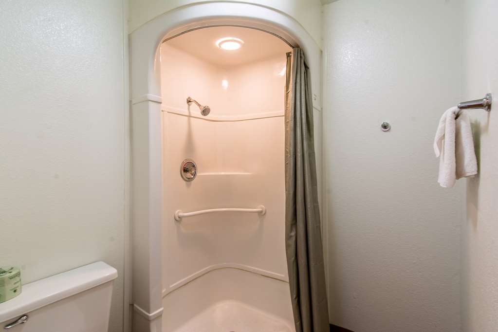 MOTEL 6 REDDING NORTH-guestroom-Guest Room,Bathroom,On-Site.jpg