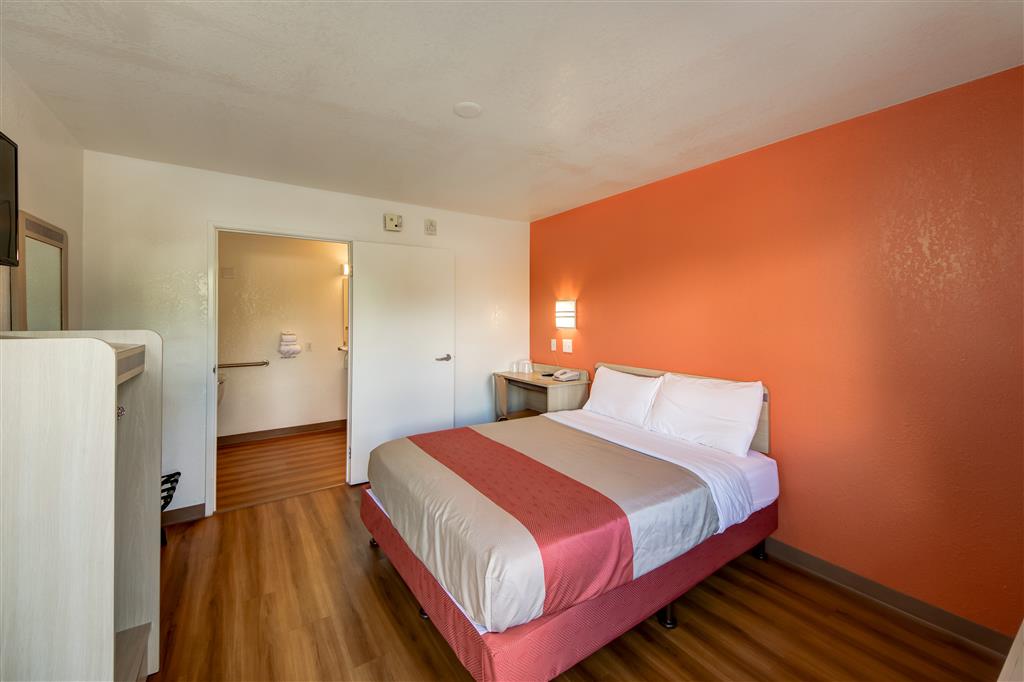 MOTEL 6 LAKELAND-guestroom-Guest Room,Bed,Guest Room Amenity,Accessibility,Indoor/Interior,On-Site,Furnishings,Single Room.jpg