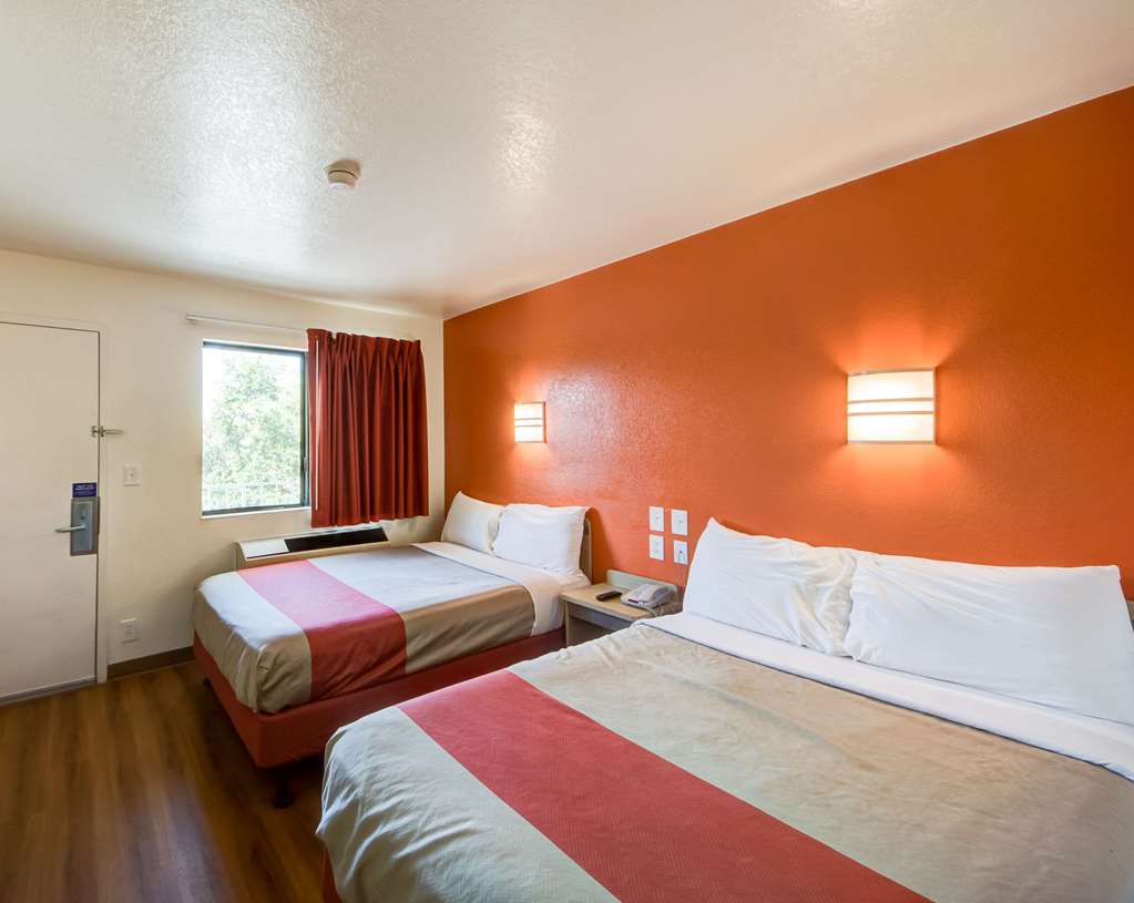 MOTEL 6 LAKELAND-guestroom-Guest Room,On-Site.jpg