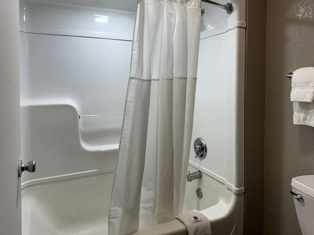 MOTEL 6 BRADENTON-guestroom-Guest Room,Bathroom,On-Site.jpg