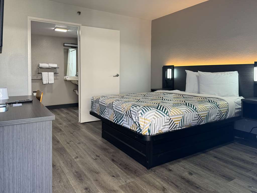 MOTEL 6 BRADENTON-guestroom-Guest Room,On-Site.jpg