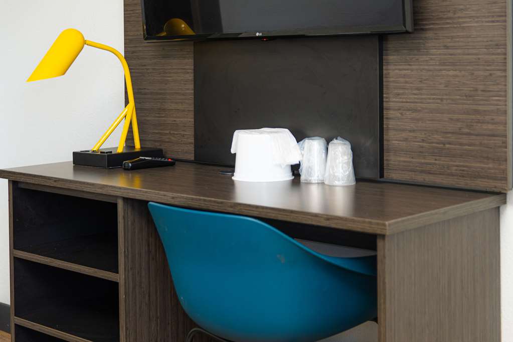 MOTEL 6 LANTANA-guestroom-Guest Room,Guest Room Amenity,On-Site.jpg