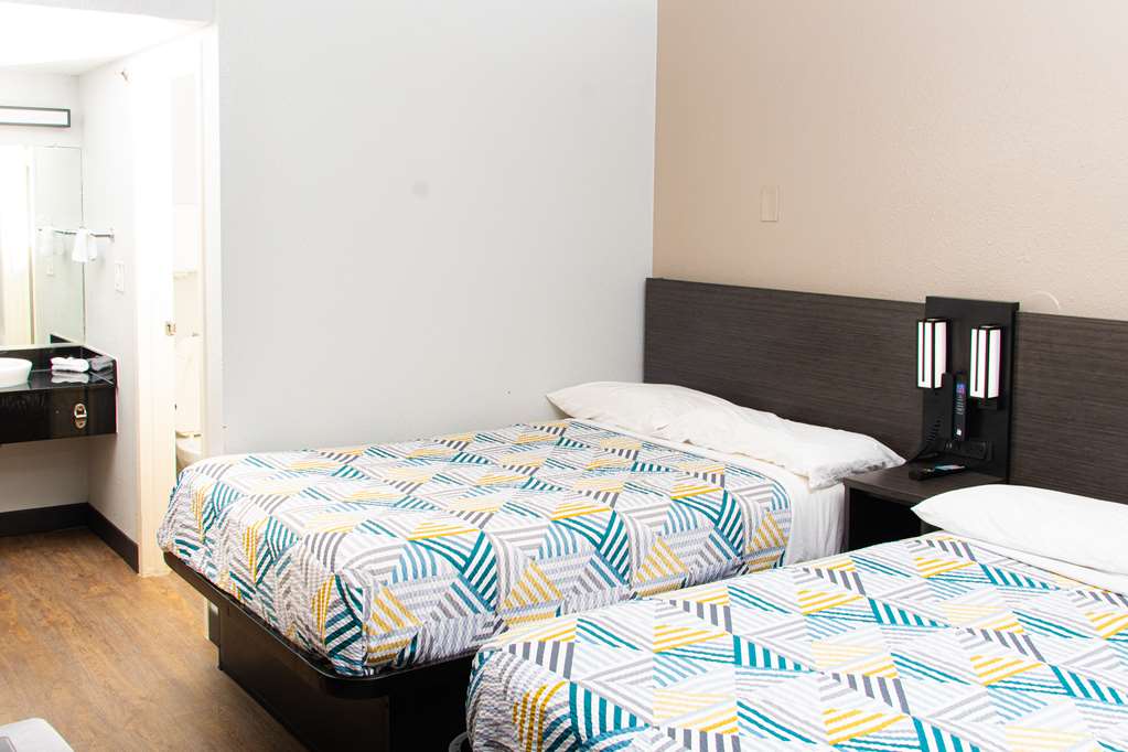 MOTEL 6 LANTANA-guestroom-Guest Room,On-Site.jpg