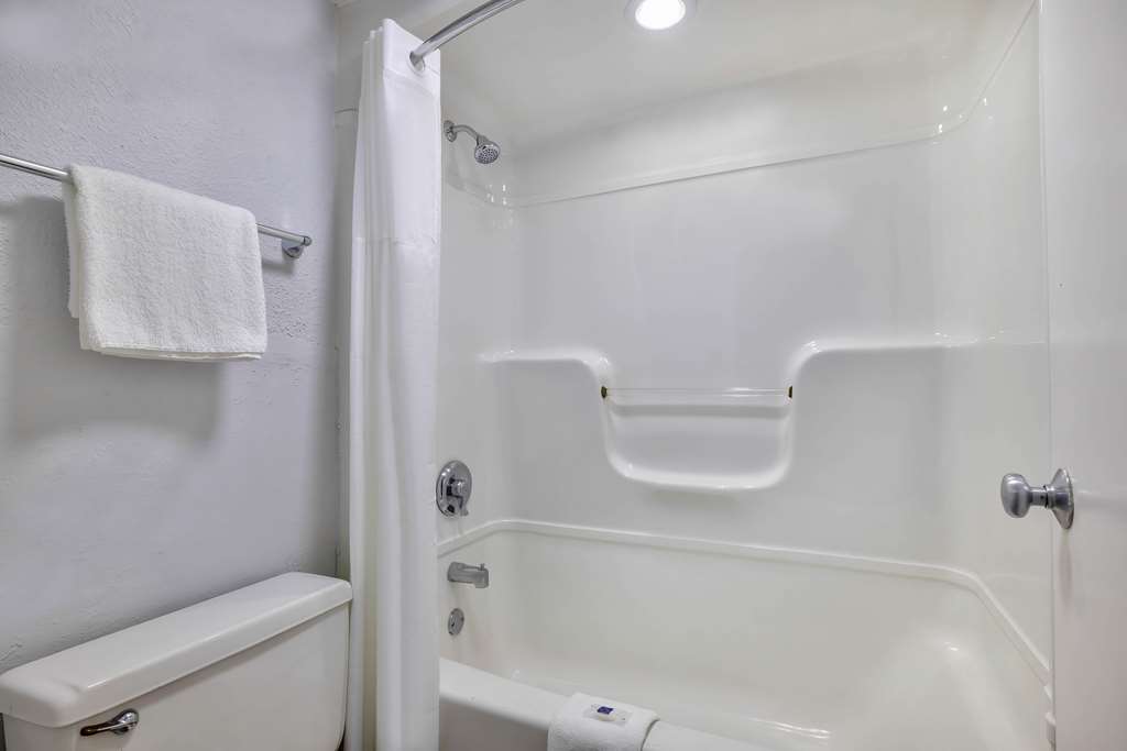MOTEL 6 HAMMOND - CHICAGO AREA-guestroom-Guest Room,Bathroom,On-Site.jpg