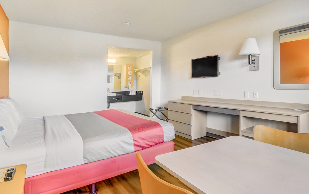 MOTEL 6 MEDFORD NORTH-guestroom-Guest Room,Indoor/Interior,On-Site.jpg