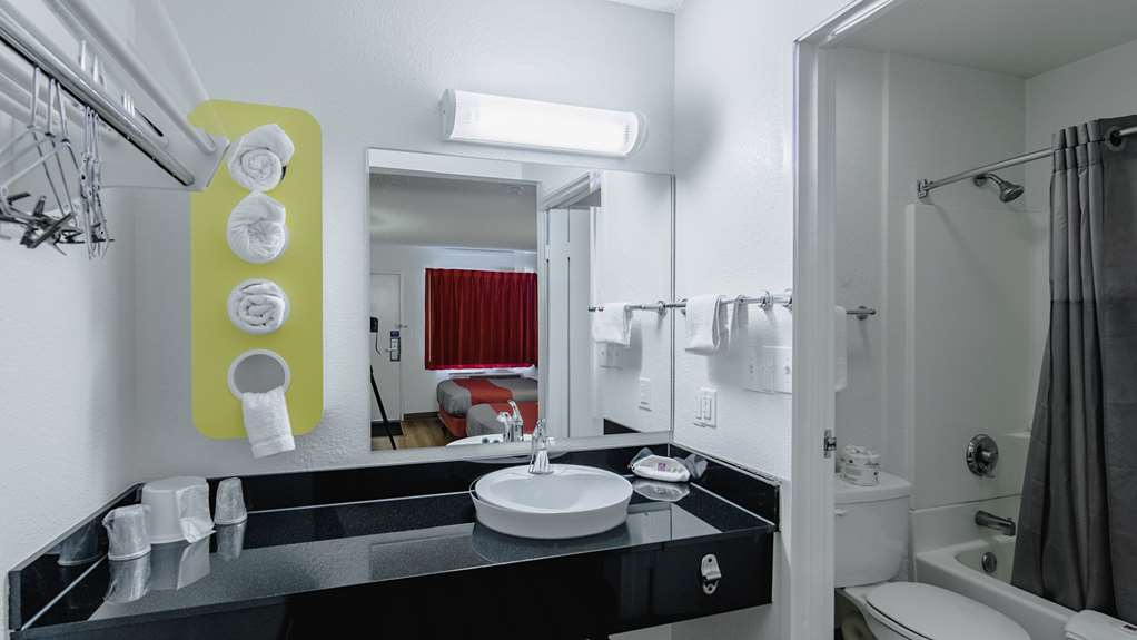 MOTEL 6 MEDFORD NORTH-guestroom-Guest Room,Bathroom,On-Site.jpg