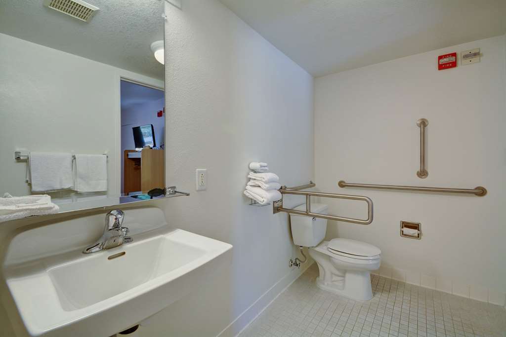 MOTEL 6 HARTFORD - WINDSOR LOCKS-guestroom-Guest Room,Bathroom,On-Site.jpg