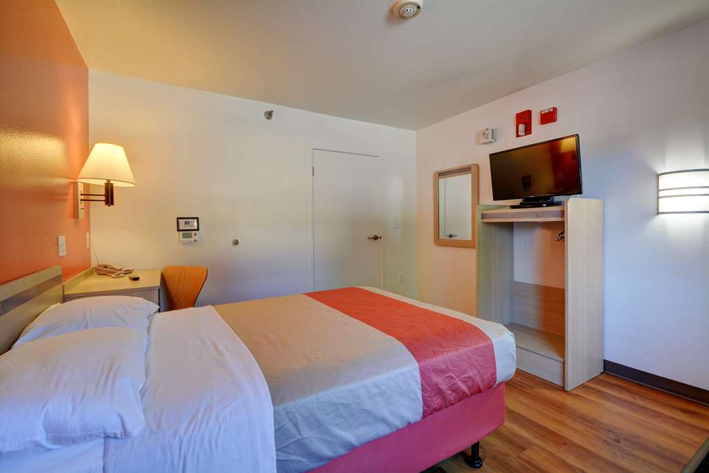 MOTEL 6 HARTFORD - WINDSOR LOCKS-guestroom-Guest Room,On-Site.jpg