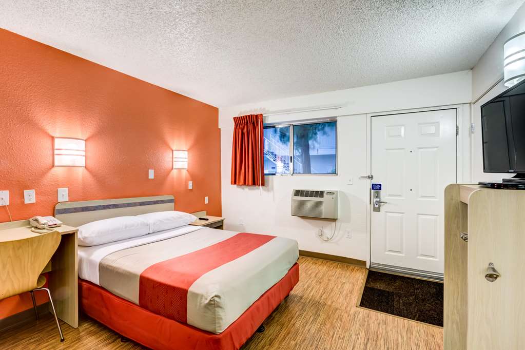 MOTEL 6 DENVER WEST WHEAT RIDGE-guestroom-Guest Room,Bed,Guest Room Amenity,TV and multimedia,Indoor/Interior,On-Site,Furnishings,Single Room.jpg