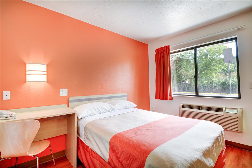 MOTEL 6 HARTFORD - SOUTHINGTON-guestroom-Guest Room,Bed,Bedding,Guest Room Amenity,TV and multimedia,Indoor/Interior,On-Site,Furnishings,Telephone.jpg