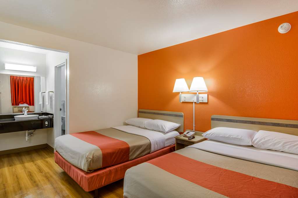 MOTEL 6 CHICAGO SCHILLER PARK-guestroom-Guest Room,Bed,Guest Room Amenity,Indoor/Interior,On-Site,Furnishings,Double Room.jpg
