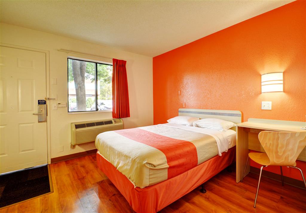 MOTEL 6 HARTFORD - WETHERSFIELD-guestroom-Guest Room,Sitting area,Indoor/Interior,On-Site,Single Room.jpg