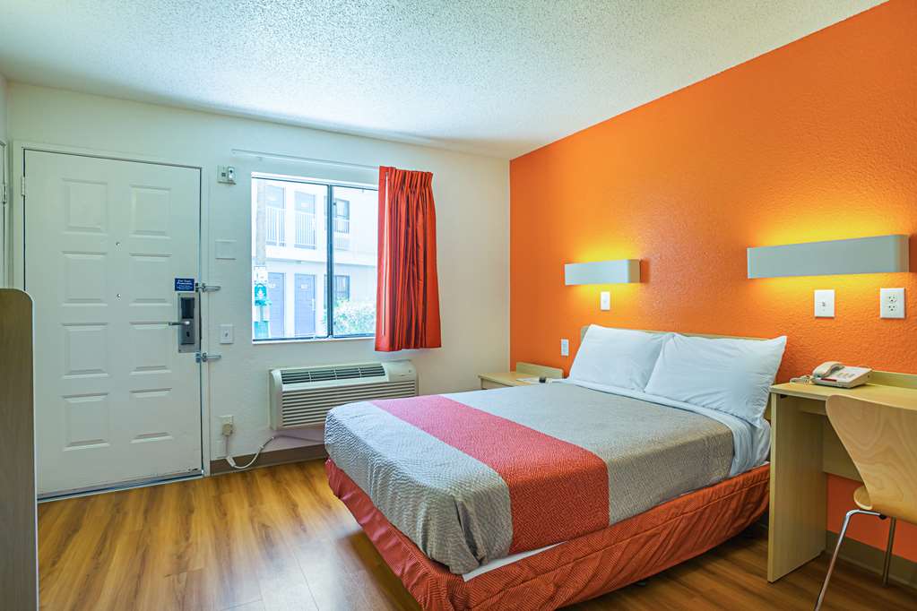 MOTEL 6 YUMA EAST-guestroom-Guest Room,Guest Room Amenity,On-Site,Telephone,Single Room.jpg