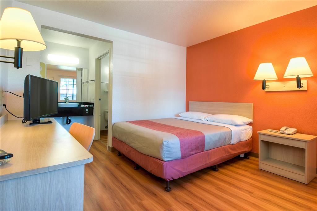 MOTEL 6 LOS ANGELES - SAN DIMAS-guestroom-Guest Room,Bed,Guest Room Amenity,TV and multimedia,Indoor/Interior,On-Site,Furnishings,Single Room.jpg