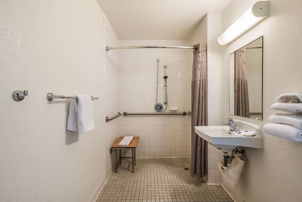 MOTEL 6 ROHNERT PARK-guestroom-Guest Room,Bathroom,On-Site.jpg