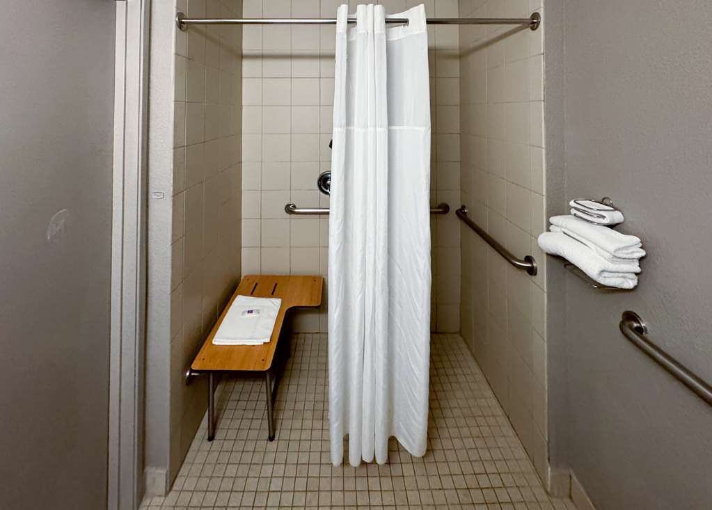 MOTEL 6 CHICAGO NORTH GLENVIEW-guestroom-Guest Room,Bathroom,Accessibility,On-Site.jpg