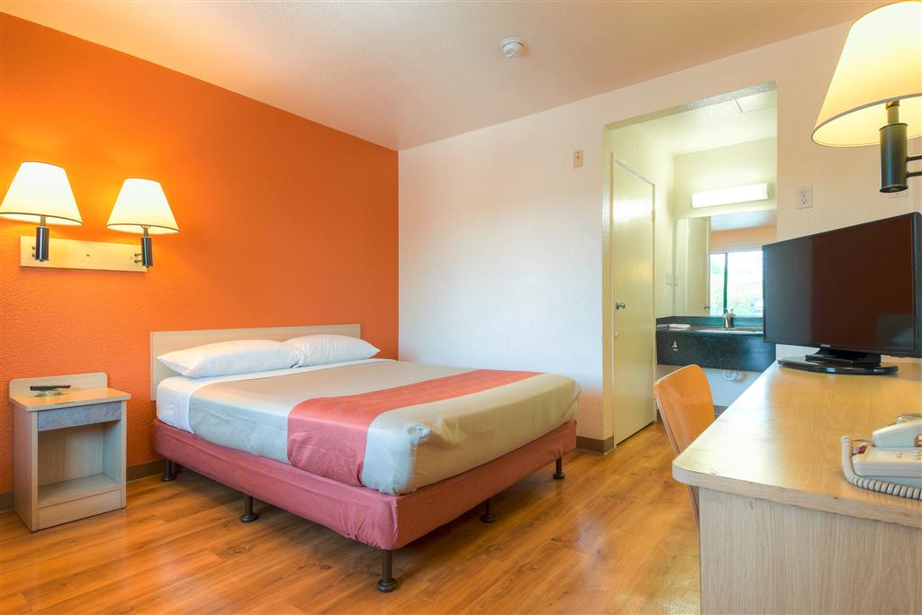 MOTEL 6 SAN DIEGO EL CAJON-guestroom-Guest Room,Bed,Guest Room Amenity,Indoor/Interior,On-Site,Furnishings,Single Room.jpg