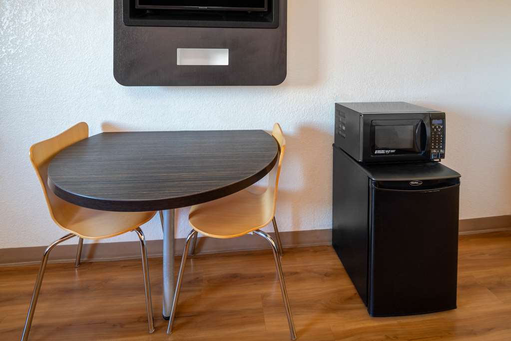 MOTEL 6 VENTURA SOUTH-guestroom-Guest Room,Guest Room Amenity,On-Site.jpg