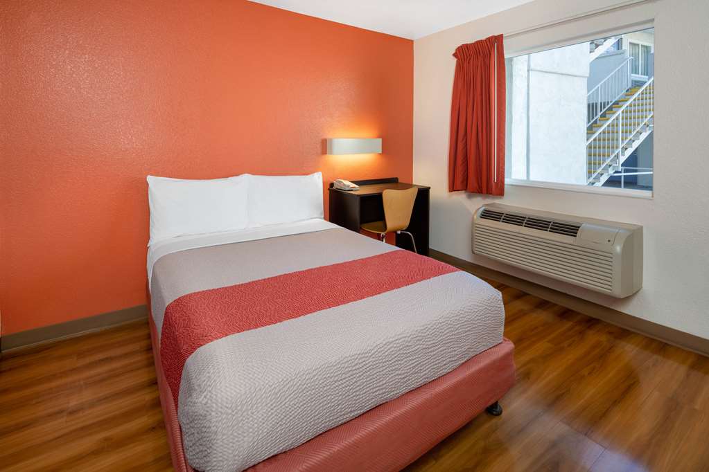 MOTEL 6 VENTURA SOUTH-guestroom-Guest Room,On-Site.jpg