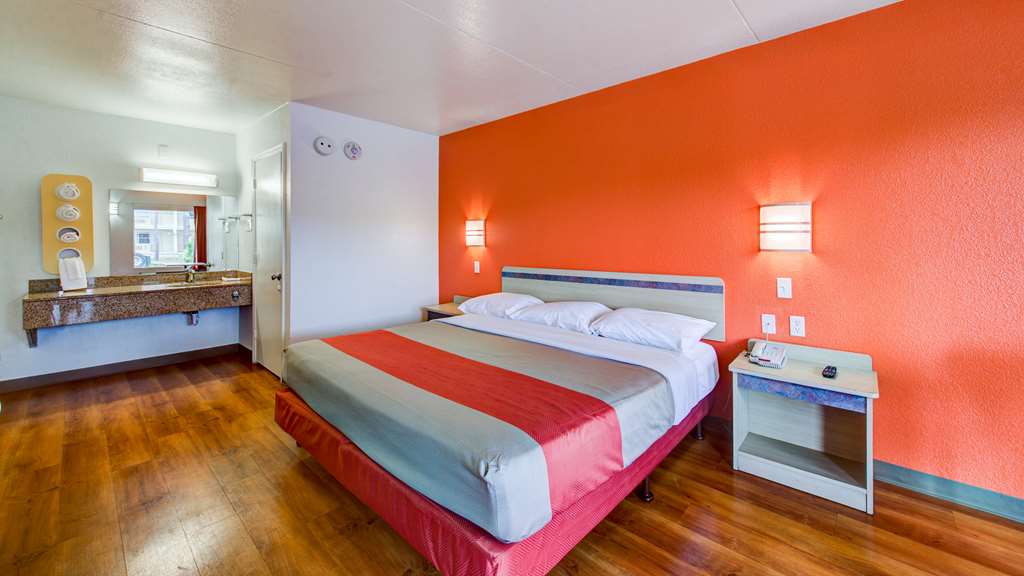 MOTEL 6 NORFOLK-guestroom-Guest Room,Guest Room Amenity,TV and multimedia,On-Site.jpg