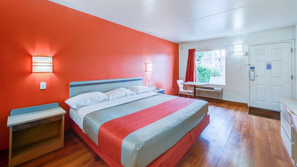 MOTEL 6 NORFOLK-guestroom-Guest Room,Bed,On-Site,Single Room.jpg