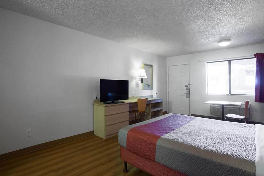 MOTEL 6 KINGMAN WEST-guestroom-Guest Room,Bed,Bedding,Guest Room Amenity,TV and multimedia,On-Site,Furnishings,Telephone.jpg