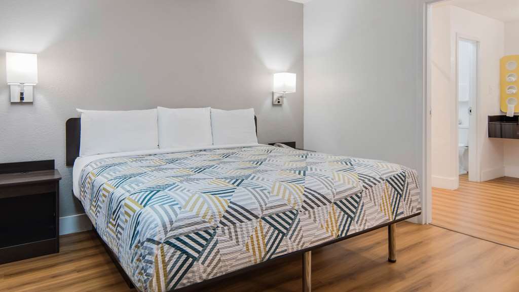 MOTEL 6 DALLAS - ADDISON-guestroom-Guest Room,On-Site.jpg