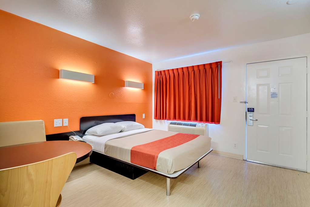 MOTEL 6 BALTIMORE - BWI AIRPORT-guestroom-Guest Room,Bed,Guest Room Amenity,Indoor/Interior,On-Site,Furnishings,Single Room.jpg