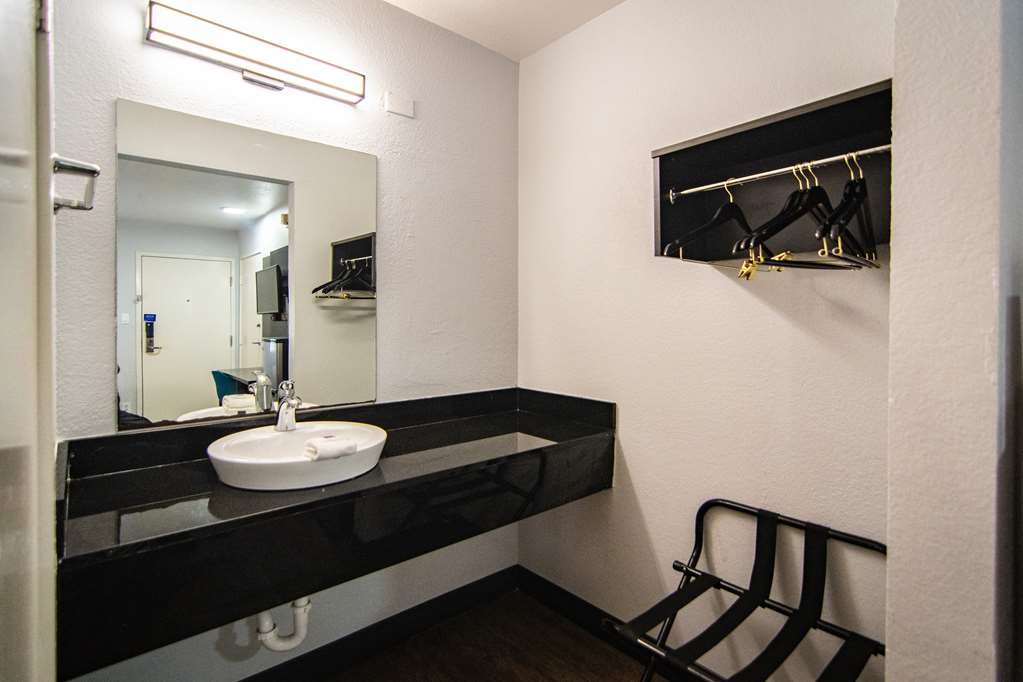 MOTEL 6 FT. PIERCE-guestroom-Guest Room,Bathroom,On-Site.jpg
