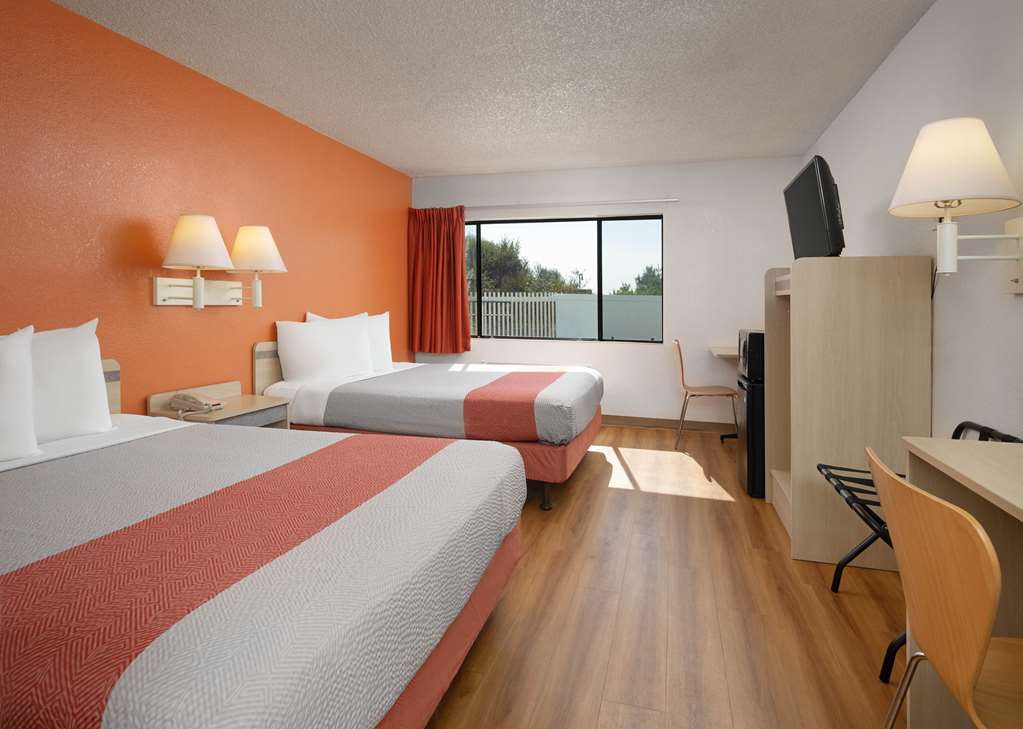 MOTEL 6 SAN SIMEON - HEARST CASTLE-guestroom-Guest Room,On-Site.jpg