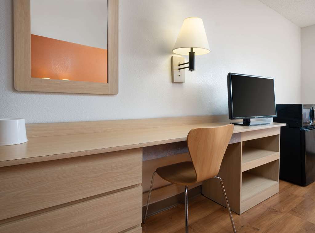 MOTEL 6 SAN SIMEON - HEARST CASTLE-guestroom-Guest Room,Guest Room Amenity,On-Site.jpg