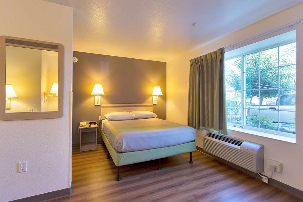 MOTEL 6 SAN FRANCISCO BELMONT-guestroom-Guest Room,Bed,Guest Room Amenity,On-Site,Furnishings.jpg