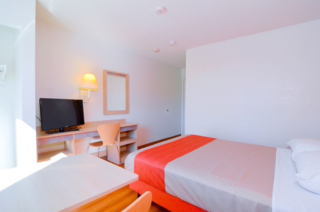 MOTEL 6 PALM SPRINGS NORTH-guestroom-Guest Room,Bed,Bedding,Guest Room Amenity,TV and multimedia,Sitting area,Indoor/Interior,On-Site,Furnishings,Single Room.jpg