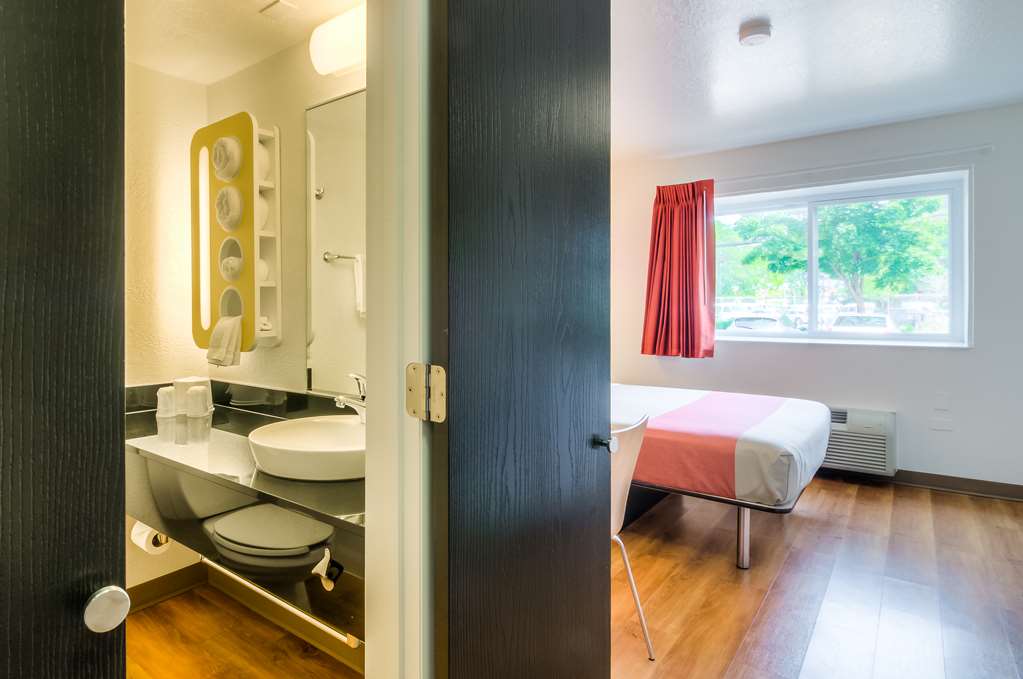 MOTEL 6 CHICAGO NORTH CENTRAL-ARLIN-guestroom-Guest Room,Bed,Guest Room Amenity,On-Site,Furnishings.jpg