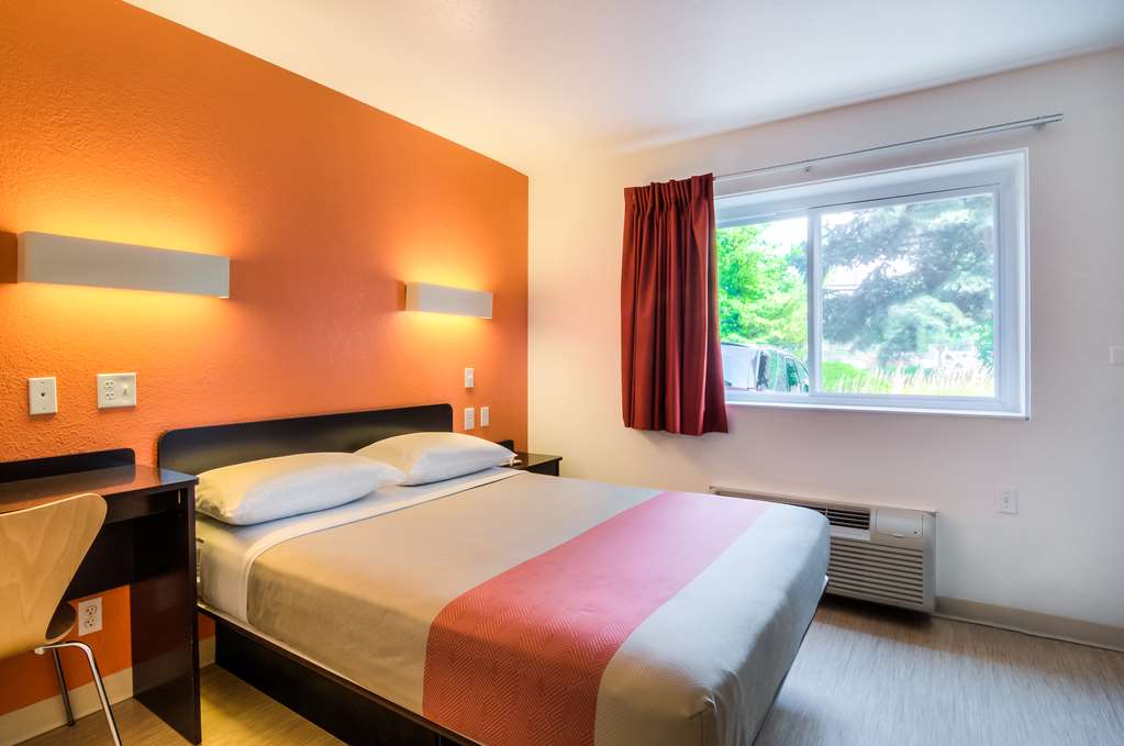 MOTEL 6 CHICAGO NORTH CENTRAL-ARLIN-guestroom-Guest Room,Accessibility,On-Site.jpg
