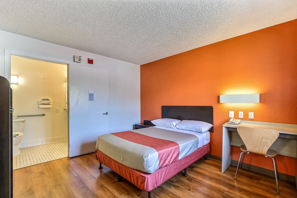 MOTEL 6 PLEASANTON-guestroom-Guest Room,Bedding,Queen bed,Guest Room Amenity,Sitting area,Indoor/Interior,On-Site,Furnishings,Telephone,Deluxe Room,Single Room.jpg