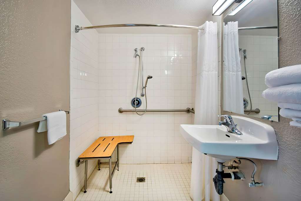 MOTEL 6 VALLEJOSIX FLAGS WEST-guestroom-Guest Room,Bathroom,On-Site.jpg