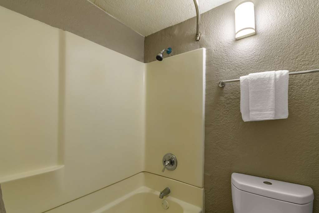 MOTEL 6 HAYWARD, CA - EAST BAY-guestroom-Guest Room,Bathroom,On-Site.jpg