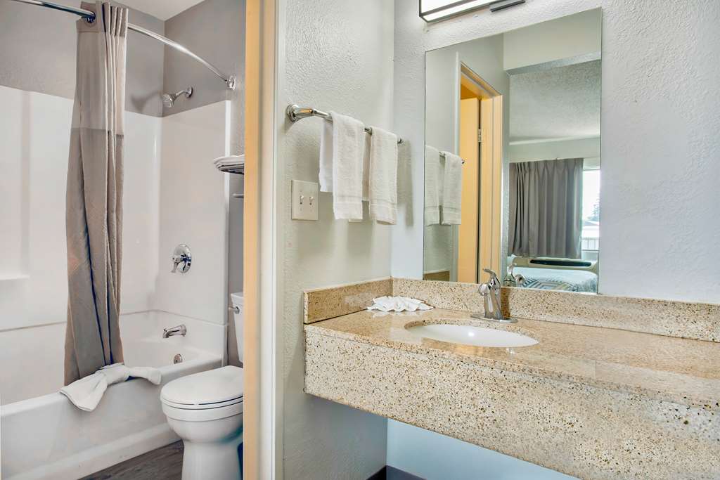 MOTEL 6 SALEM-guestroom-Guest Room,Bathroom,On-Site.jpg