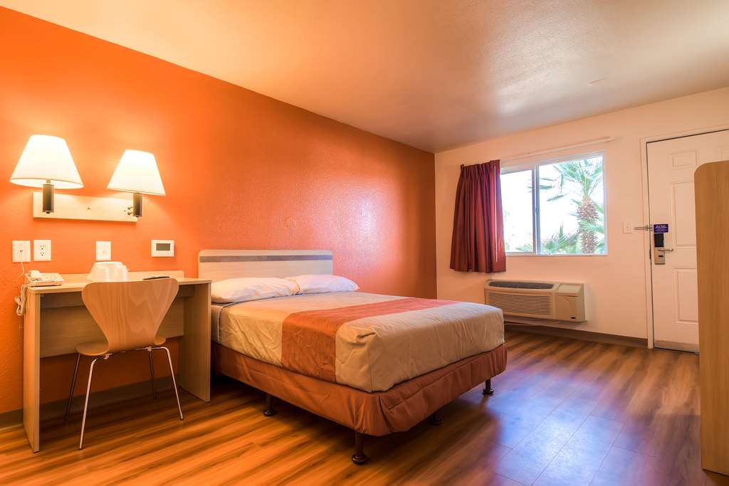 MOTEL 6 PALM SPRINGS-RANCHO MIRAGE-guestroom-Guest Room,Bed,Guest Room Amenity,On-Site,Furnishings,Single Room.jpg