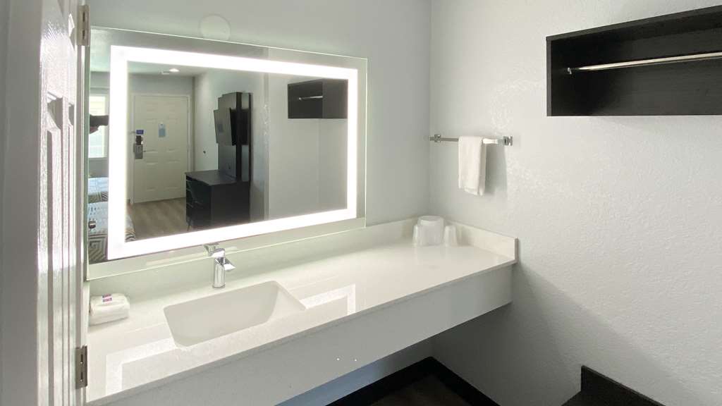 MOTEL 6 COSTA MESA-guestroom-Guest Room,Bathroom,On-Site.jpg