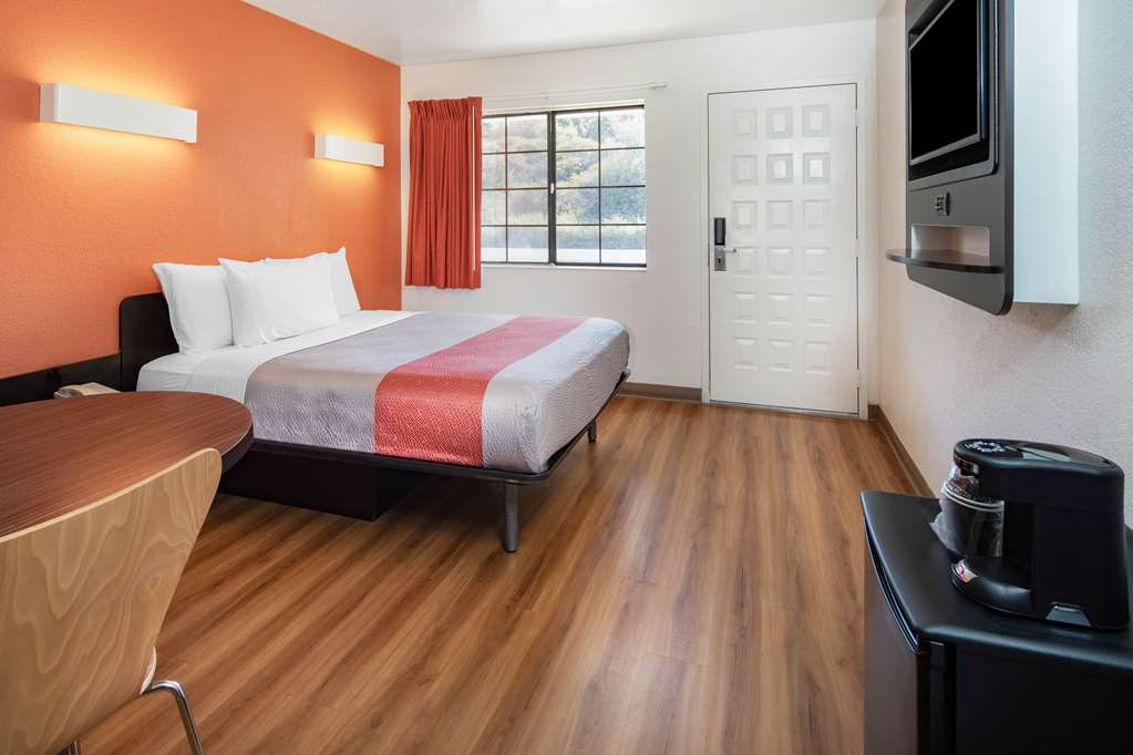 MOTEL 6 THOUSAND OAKS, CA-guestroom-Guest Room,On-Site.jpg