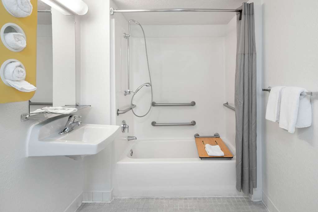 MOTEL 6 THOUSAND OAKS, CA-guestroom-Guest Room,Bathroom,On-Site.jpg