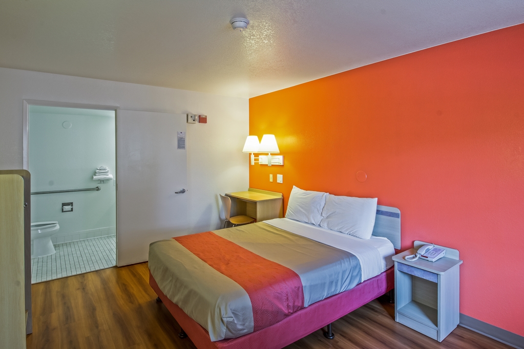 MOTEL 6 REDDING SOUTH-guestroom-Guest Room,Bed,Queen bed,Guest Room Amenity,Indoor/Interior,On-Site,Furnishings,Single Room.jpg