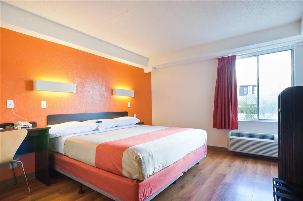 STUDIO 6 WASHINGTON SW SPRINGFIELD-guestroom-Guest Room,Bed,King bed,Guest Room Amenity,Indoor/Interior,On-Site,Furnishings,Single Room.jpg