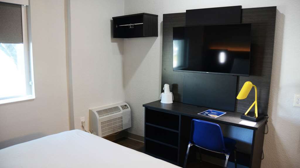 MOTEL 6 DES MOINES WEST-guestroom-Guest Room,On-Site.jpg