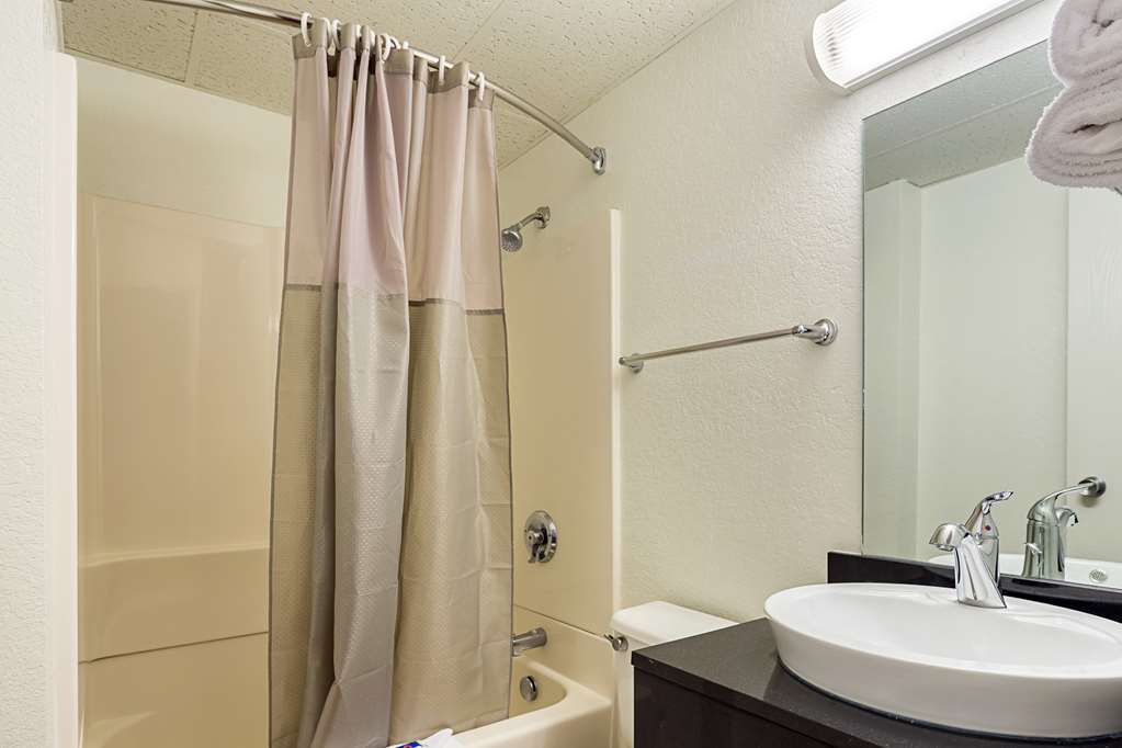 MOTEL 6 SPOKANE-guestroom-Guest Room,Bathroom,On-Site.jpg