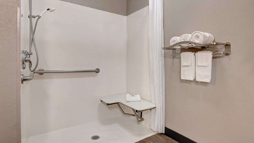 MOTEL 6 RICHLAND - KENNEWICK-guestroom-Guest Room,Bathroom,Accessibility,On-Site.jpg
