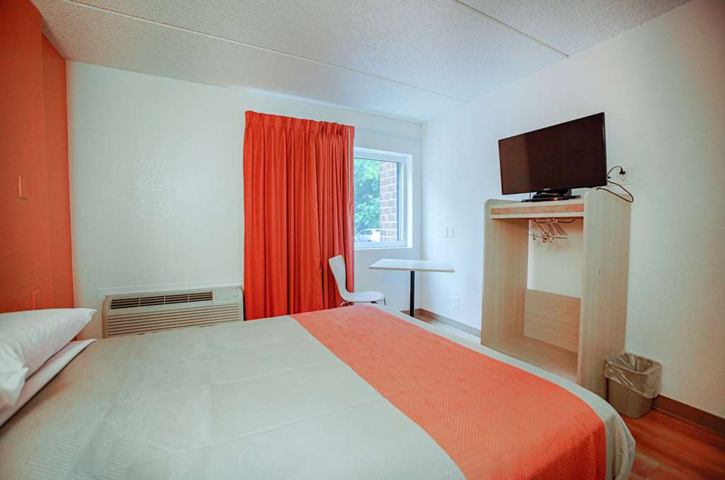 MOTEL 6 ALBANY NY-guestroom-Guest Room,Bed,Guest Room Amenity,TV and multimedia,On-Site,Furnishings,Single Room.jpg