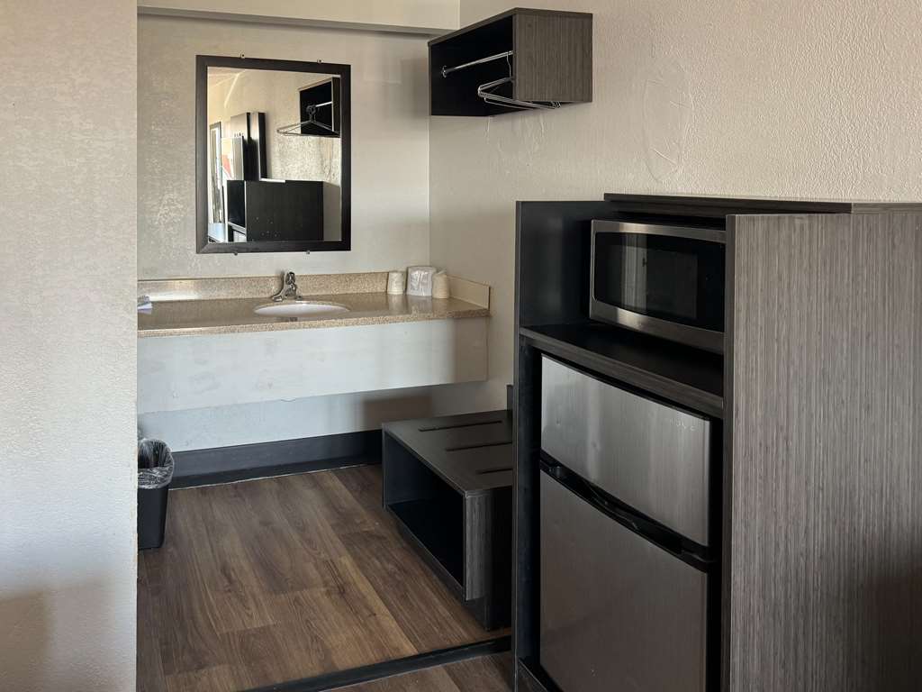 MOTEL 6 CEDAR RAPIDS-guestroom-Guest Room,Guest Room Amenity,On-Site.jpg